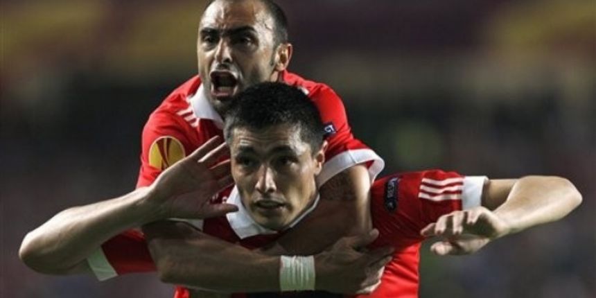 Benfica’s Oscar Cardozo from Paraguay celebrates with fellow team member Carlos Martins // AP Photo