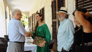 Brijuni, 200811.
U Bijeloj vili na Brijunima predsjednik Josipovic primio je Angelinu Jolie na radni dorucak na kojem je bila prisutna i Djurdja Adlesic, kao i predstavnici Hrvatskog centra za razminiranje. Plan je da se poznata glumica, koja je ujedno i