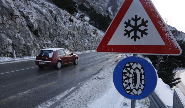 Snijeg – poledica na cesti (Foto: Ivo Ravlic / CROPIX  )