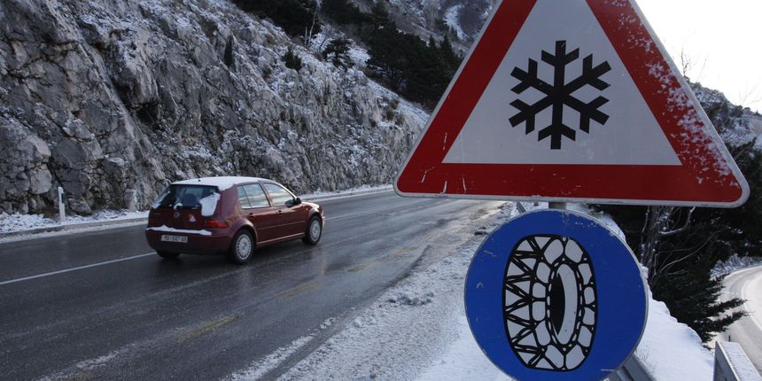 Snijeg – poledica na cesti (Foto: Ivo Ravlic / CROPIX  )