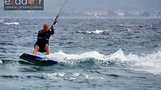 Guštanje surfera u jakom jugu Guštanje surfera u jakom jugu