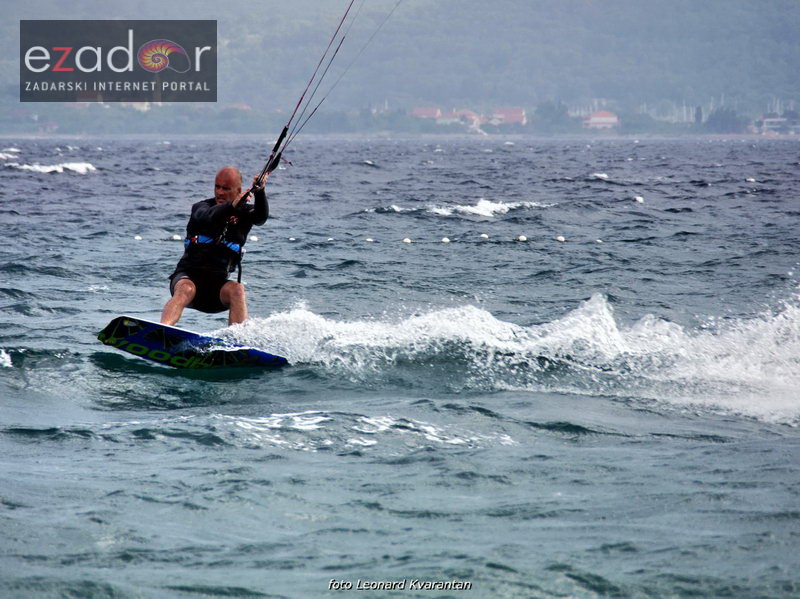 Guštanje surfera u jakom jugu Guštanje surfera u jakom jugu