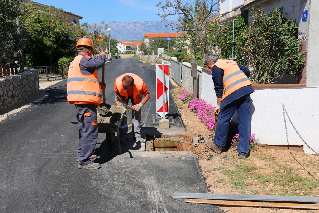 Vir: Radovi na postavljanju javne rasvjete i asfaltiranju prometnica Vir: Radovi na postavljanju javne rasvjete i asfaltiranju prometnica