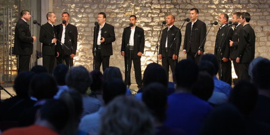 Zadar, 0306211.
Na trgu kog novog Kazalista lutaka odrzana je smotra klapa “O, mili Zadre moj”.
Na slici: Klapa Kadena.
Foto: Vladimir Ivanov / CROPIX Zadar, 0306211.
Na trgu kog novog Kazalista lutaka odrzana je smotra klapa “O, mili Zadre moj”.
Na slici: Klapa Kadena.
Foto: Vladimir Ivanov / CROPIX