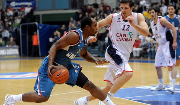 Zagreb, 040210.
Kosarkaski centar Drazen Petrovic, kosarka, Euroleague, 2. kolo skupine H TOP-a 16, susret ekipa KK Cibona i Caja Laboral.
Na slici: Jamont Gordon 5, Mirza Teletovic 12.
Foto: Damir Krajac / CROPIX
