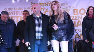 Virani 2016. godinu dočekali uz Lidiju Bačić, Leteći odred i spektakularan vatromet Virani 2016. godinu dočekali uz Lidiju Bačić, Leteći odred i spektakularan vatromet