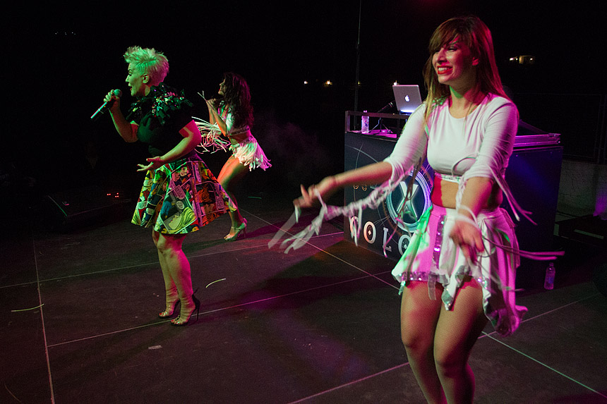 Mještani Bibinja sinoć su uživali u vrhunskom koncertu grupe Colonija na sportskom centru Crljenica Mještani Bibinja sinoć su uživali u vrhunskom koncertu grupe Colonija na sportskom centru Crljenica