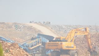 Vatrogasci i kanaderi lokalizirali požar u blizini gradskog deponija Vatrogasci i kanaderi lokalizirali požar u blizini gradskog deponija