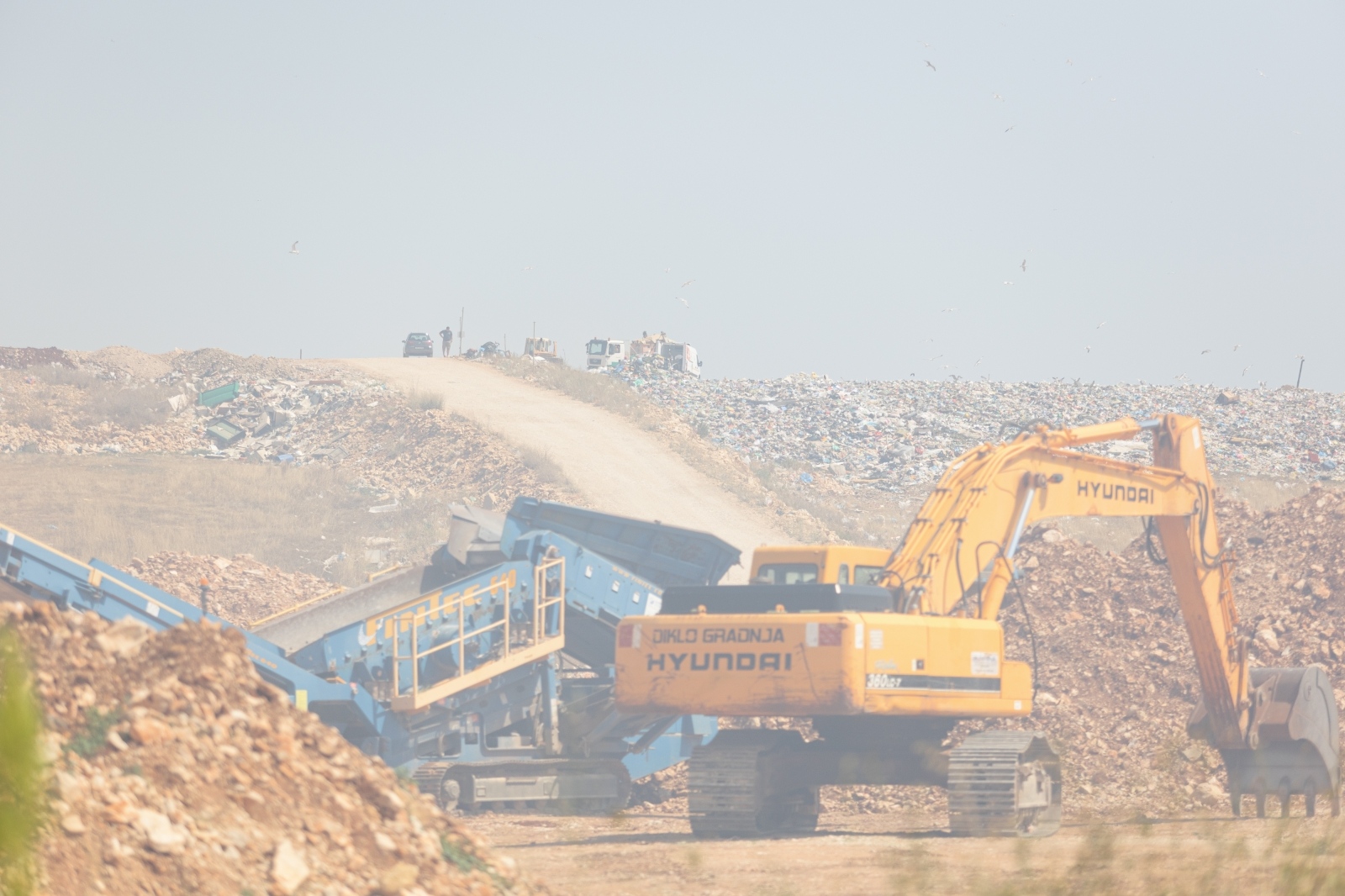 Vatrogasci i kanaderi lokalizirali požar u blizini gradskog deponija Vatrogasci i kanaderi lokalizirali požar u blizini gradskog deponija