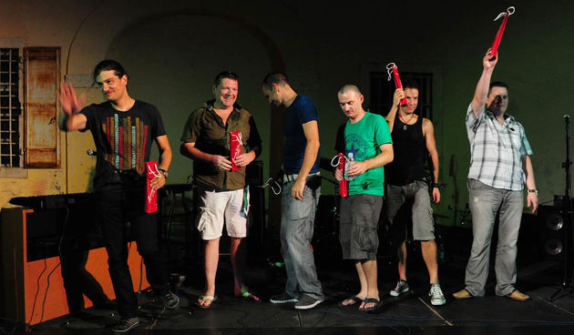 Zadar, 2.8.2013. snimio: Nenad Marčev 

Mario Huljev i
Dino Dvornik tribute band

Jurica Leikauff, klavijature, 
Marko Duvnjak, bubnjar, 
Alen Svetopetrić, bas gitara, 
Zoran Jex Jaeger, gitara,
Ivan Premelč, saksofon.


Dvorište Providurove palače