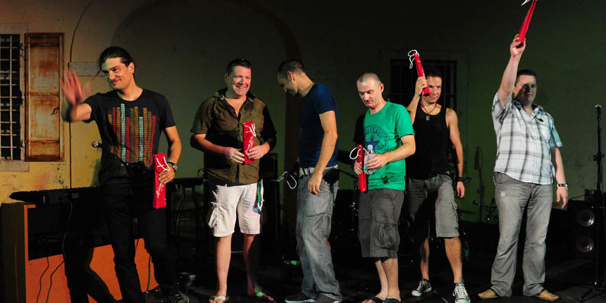 Zadar, 2.8.2013. snimio: Nenad Marčev 

Mario Huljev i
Dino Dvornik tribute band

Jurica Leikauff, klavijature, 
Marko Duvnjak, bubnjar, 
Alen Svetopetrić, bas gitara, 
Zoran Jex Jaeger, gitara,
Ivan Premelč, saksofon.


Dvorište Providurove palače