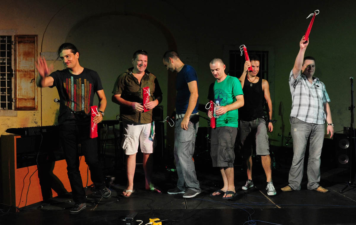 Zadar, 2.8.2013. snimio: Nenad Marčev 

Mario Huljev i
Dino Dvornik tribute band

Jurica Leikauff, klavijature, 
Marko Duvnjak, bubnjar, 
Alen Svetopetrić, bas gitara, 
Zoran Jex Jaeger, gitara,
Ivan Premelč, saksofon.


Dvorište Providurove palače