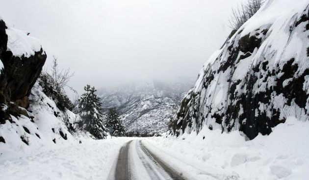 Zabiokovlje – Iako je snijeg zameo cijelo Zabiokovlje gradjani su ipak pohitali na biralista glasovati za jednog od cetiri predsjednicka kandidata. snijeg, promet. Photo: Tino Juric/PIXSELL