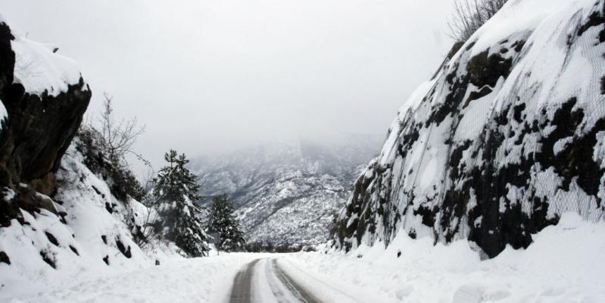 Zabiokovlje – Iako je snijeg zameo cijelo Zabiokovlje gradjani su ipak pohitali na biralista glasovati za jednog od cetiri predsjednicka kandidata. snijeg, promet. Photo: Tino Juric/PIXSELL