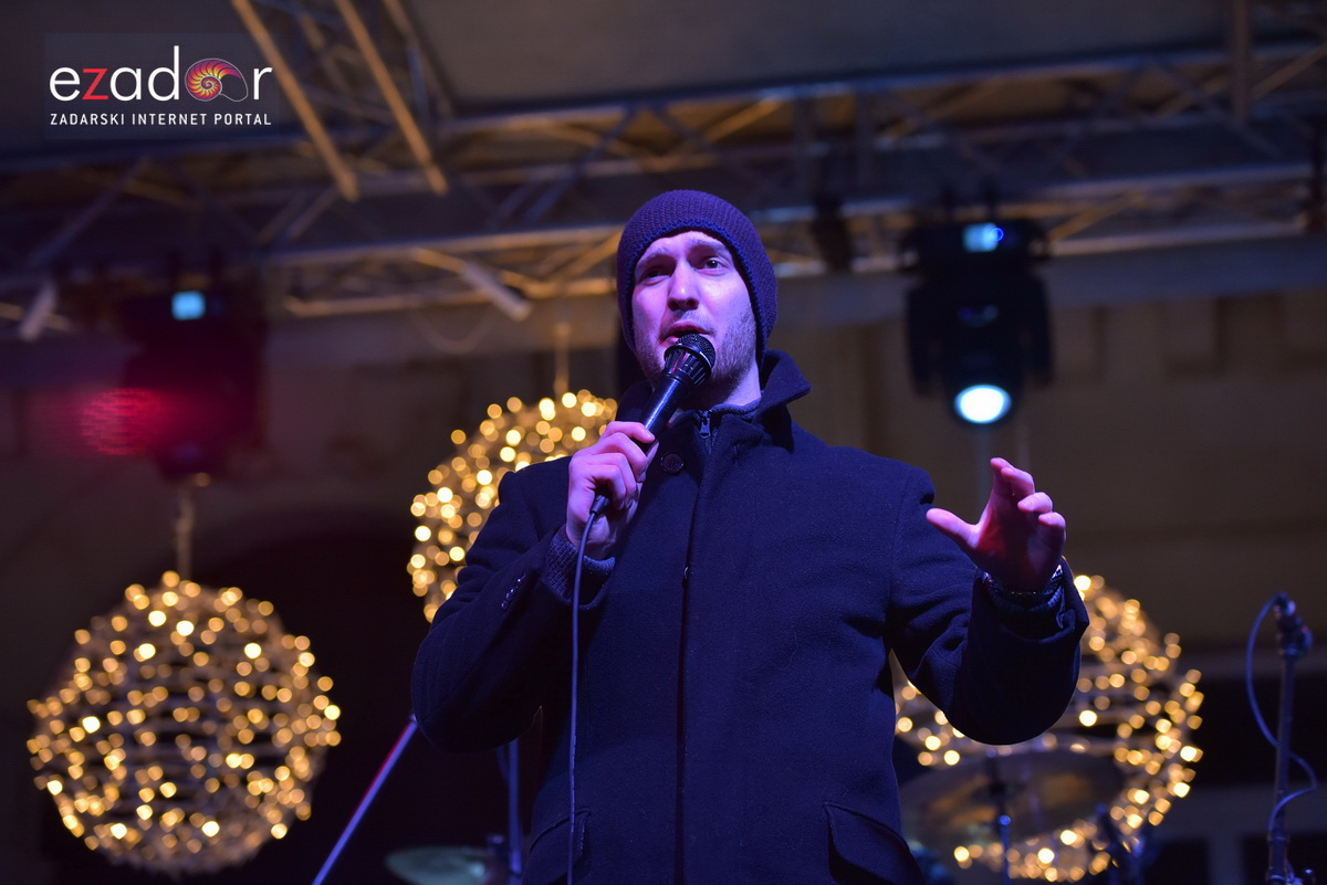 Tisuće Zadrana uživalo na krcatom Narodnom trgu i Tgu Petra Zoranića uz Tomislava Bralića i klapu Intrade Tisuće Zadrana uživalo na krcatom Narodnom trgu i Tgu Petra Zoranića uz Tomislava Bralića i klapu Intrade