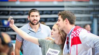 U doista sjajnoj atmosferi koju je stvorilo oko 5000 navijača iz cijele Hrvatske, naši su rukometni reprezentativci remizirali sa Švedskom i to s rezultatom 25-25. Bila je to ‘kaubojima’ pretposljednja pripremna utakmica uoči Olimpijskih igara