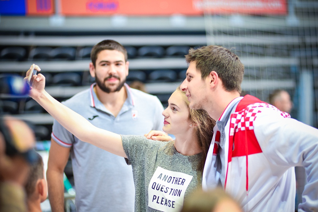 U doista sjajnoj atmosferi koju je stvorilo oko 5000 navijača iz cijele Hrvatske, naši su rukometni reprezentativci remizirali sa Švedskom i to s rezultatom 25-25. Bila je to ‘kaubojima’ pretposljednja pripremna utakmica uoči Olimpijskih igara