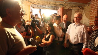 Zadar, 290610.
Hrvatski predsjednik Ivo Josipovic boravio je u Zadarskoj zupaniji i tom prilikom je posjetio neke od povratnickih obitelji u Islamu Grckom i Smiljcicu.
Na fotografiji: predsjednik u posjeti povratnickoj obitelji Zorana Kozula u Islamu Grck Zadar, 290610.
Hrvatski predsjednik Ivo Josipovic boravio je u Zadarskoj zupaniji i tom prilikom je posjetio neke od povratnickih obitelji u Islamu Grckom i Smiljcicu.
Na fotografiji: predsjednik u posjeti povratnickoj obitelji Zorana Kozula u Islamu Grck