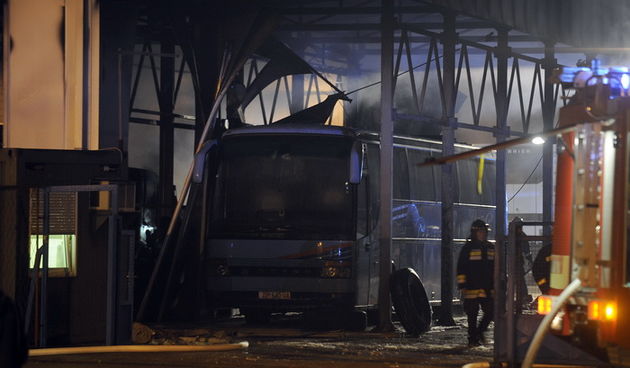 Zagreb, 071210. Kod benzinske postaje u Sesvetama u naselju Jelkovec oko 18 sati eksplodirala je cisterna s gorivom, a nakon toga je buknuo pozar koji je brzo ugasen.  Foto: Drago Sopta / CROPIX