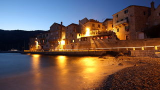 Vis 210812.
Otok Vis jedan je od najudaljenijih hrvatskih otoka koji broji nesto manje od 3 i pol tisuce stanovnika.No u vrijeme turisticke sezone otok postaje omiljena destinacija turistima od kojih je tradicionalno u kolovozu najvise Talijana.Vis ima bo