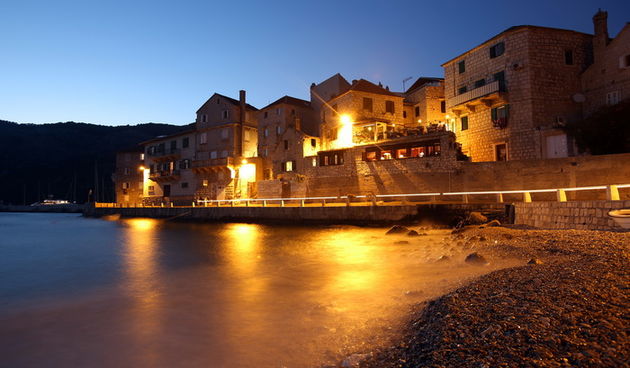 Vis 210812.
Otok Vis jedan je od najudaljenijih hrvatskih otoka koji broji nesto manje od 3 i pol tisuce stanovnika.No u vrijeme turisticke sezone otok postaje omiljena destinacija turistima od kojih je tradicionalno u kolovozu najvise Talijana.Vis ima bo