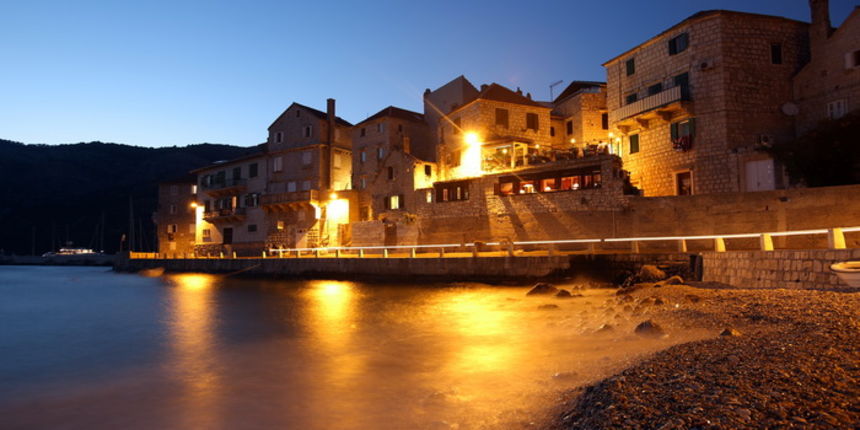 Vis 210812.
Otok Vis jedan je od najudaljenijih hrvatskih otoka koji broji nesto manje od 3 i pol tisuce stanovnika.No u vrijeme turisticke sezone otok postaje omiljena destinacija turistima od kojih je tradicionalno u kolovozu najvise Talijana.Vis ima bo Vis 210812.
Otok Vis jedan je od najudaljenijih hrvatskih otoka koji broji nesto manje od 3 i pol tisuce stanovnika.No u vrijeme turisticke sezone otok postaje omiljena destinacija turistima od kojih je tradicionalno u kolovozu najvise Talijana.Vis ima bo