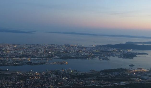 plit – Tako blizu a tako daleko moglo bi se reci za lokaciju crkvice sv. Jure na Kozjaku, udaljenu svega petnaestak minuta voznje iz Solina s koje se pruza prekrasan pogled na Solin, Split, Kastelanski zaljev i Zagoru, posebno u predvecerje i dolazak noci