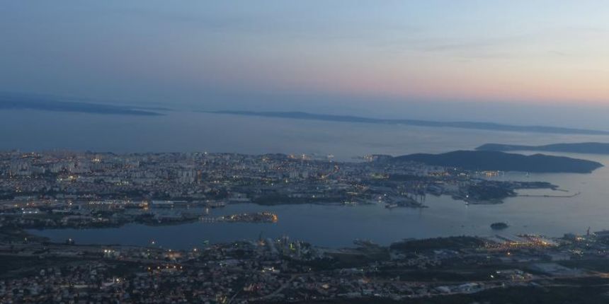 plit – Tako blizu a tako daleko moglo bi se reci za lokaciju crkvice sv. Jure na Kozjaku, udaljenu svega petnaestak minuta voznje iz Solina s koje se pruza prekrasan pogled na Solin, Split, Kastelanski zaljev i Zagoru, posebno u predvecerje i dolazak noci plit – Tako blizu a tako daleko moglo bi se reci za lokaciju crkvice sv. Jure na Kozjaku, udaljenu svega petnaestak minuta voznje iz Solina s koje se pruza prekrasan pogled na Solin, Split, Kastelanski zaljev i Zagoru, posebno u predvecerje i dolazak noci