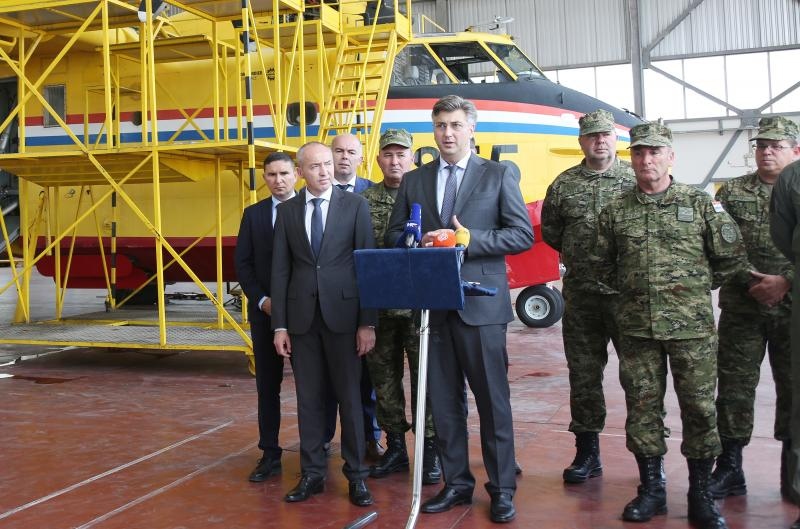 Plenković i Krstičević posjetili zračnu bazu Zemunik i protupožarnu eskadrilu Plenković i Krstičević posjetili zračnu bazu Zemunik i protupožarnu eskadrilu