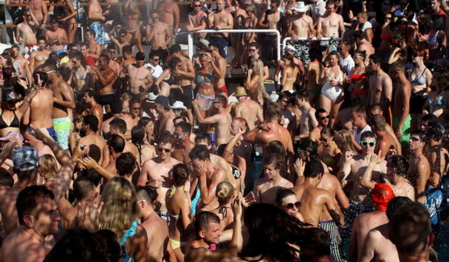 Novalja, Zrce, 140711.
Sjajna atmosfera vlada ovih dana u Aquariusu na Zrcu na After Beach Partyjima. Aquariusova After Beach Arena svojevrsni je epicentar kada su posrijedi afteraska ludiranja na Zrcu. Svakodnevni program