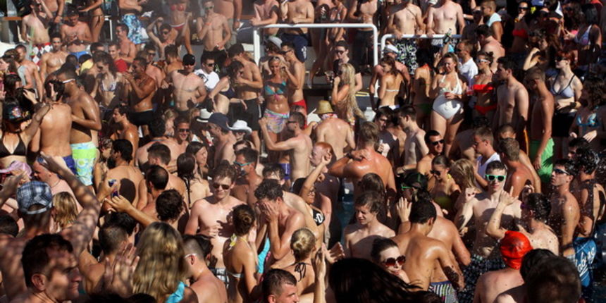 Novalja, Zrce, 140711.
Sjajna atmosfera vlada ovih dana u Aquariusu na Zrcu na After Beach Partyjima. Aquariusova After Beach Arena svojevrsni je epicentar kada su posrijedi afteraska ludiranja na Zrcu. Svakodnevni program