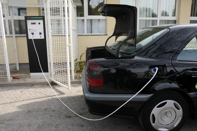 03.04.2014., Zadar – U Solarnom centru na Putu Murvice prezentirano je vozilo koje pokrece iskljucivo elektricna energija. Automobil su u cetiri mjeseca rada napravili ucenici Strukovne skole Vice Vlatkovica Valentino Raspovic, Andjelo Pastuovic i Toni 03.04.2014., Zadar – U Solarnom centru na Putu Murvice prezentirano je vozilo koje pokrece iskljucivo elektricna energija. Automobil su u cetiri mjeseca rada napravili ucenici Strukovne skole Vice Vlatkovica Valentino Raspovic, Andjelo Pastuovic i Toni