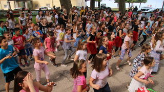 Posljednji dan nastave u OŠ Petra Preradovića u ritmu zumbe Posljednji dan nastave u OŠ Petra Preradovića u ritmu zumbe