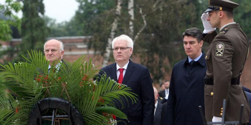 Svecano polaganje vijenaca na Gradskom groblju Mirogoj prigodom obiljezavanja Dana drzavnosti. Vijence i svijece su polozili predsjednik RH Ivo Josipovic, predsjednik Vlade Zoran Milanovic i predsjednik Sabora Josip Leko. Photo: Luka Stanzl/PIXSELL Svecano polaganje vijenaca na Gradskom groblju Mirogoj prigodom obiljezavanja Dana drzavnosti. Vijence i svijece su polozili predsjednik RH Ivo Josipovic, predsjednik Vlade Zoran Milanovic i predsjednik Sabora Josip Leko. Photo: Luka Stanzl/PIXSELL