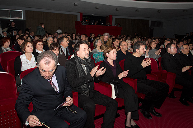 HNK Zadar: “Ljubi s ljubavlju”, foto: Leo Banić HNK Zadar: “Ljubi s ljubavlju”, foto: Leo Banić