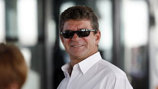 Zadar, 230911.
Hrvatski branitelji danas su krenuli prema Haagu, gdje ce u subotu odrzati mirni prosvjed kako bi uputili poruku Europi i svijetu. Pod motom Pravda je izgubila ravnotezu. Zadarski branitelji krenuli su s autobusnog kolodvora u Zadru u 8 sat