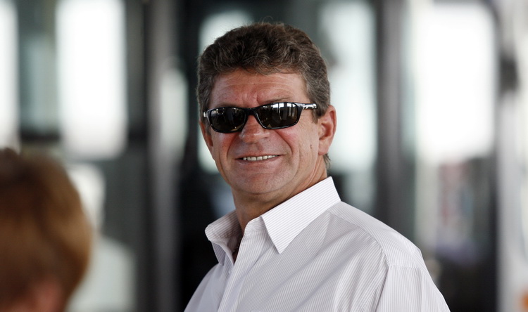 Zadar, 230911.
Hrvatski branitelji danas su krenuli prema Haagu, gdje ce u subotu odrzati mirni prosvjed kako bi uputili poruku Europi i svijetu. Pod motom Pravda je izgubila ravnotezu. Zadarski branitelji krenuli su s autobusnog kolodvora u Zadru u 8 sat