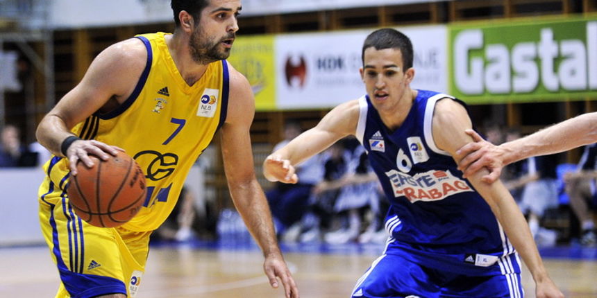 Zagreb, 210511.
SD Trnsko.
Kosarkaska utakmica poluzavrsnice doigravanja A-1 muske lige izmedju KK Zagreb Croatia osiguranje i KK Zadar.
Na slici: Krunoslav Simon (Zagreb) i Ivan Batur (Zadar)
Foto: Boris Kovacev / CROPIX Zagreb, 210511.
SD Trnsko.
Kosarkaska utakmica poluzavrsnice doigravanja A-1 muske lige izmedju KK Zagreb Croatia osiguranje i KK Zadar.
Na slici: Krunoslav Simon (Zagreb) i Ivan Batur (Zadar)
Foto: Boris Kovacev / CROPIX