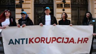 Ispred zgrade Županijskog suda održan skup podrške Stipi Petrini kojeg tuži sutkinja Maja Šupe Ispred zgrade Županijskog suda održan skup podrške Stipi Petrini kojeg tuži sutkinja Maja Šupe