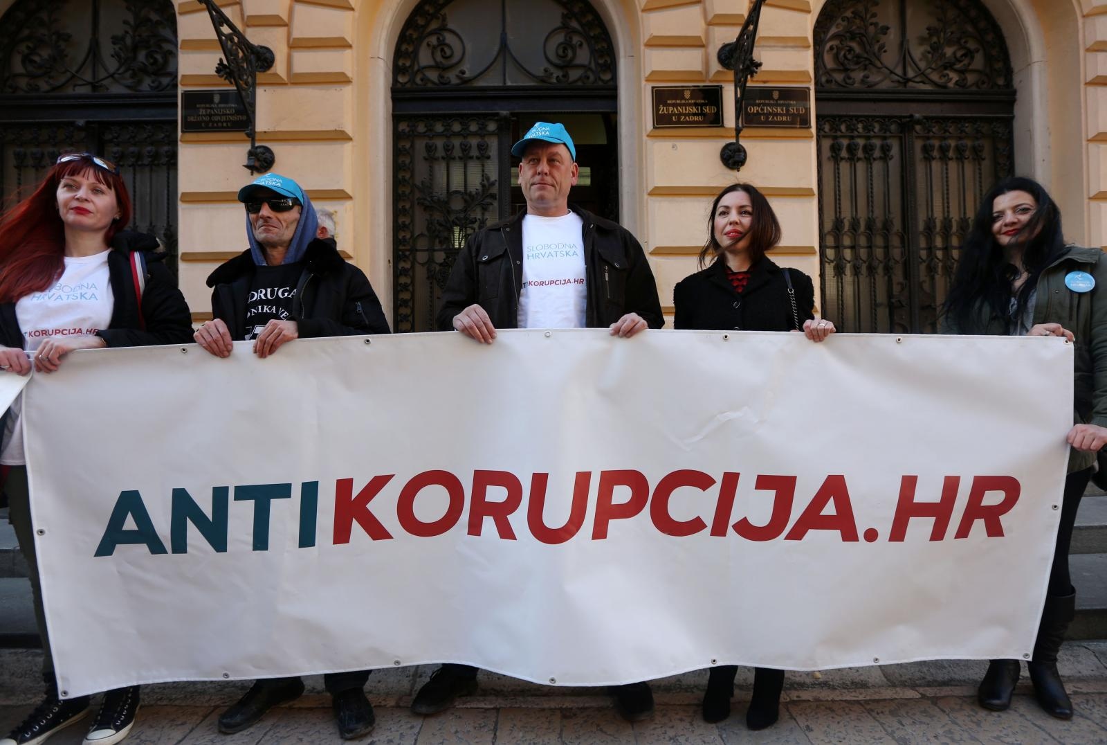 Ispred zgrade Županijskog suda održan skup podrške Stipi Petrini kojeg tuži sutkinja Maja Šupe Ispred zgrade Županijskog suda održan skup podrške Stipi Petrini kojeg tuži sutkinja Maja Šupe