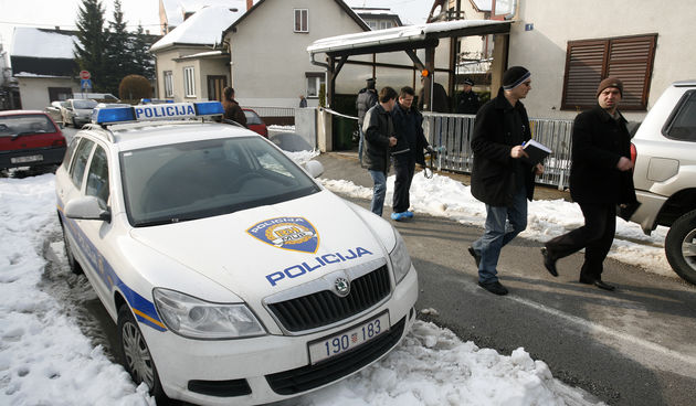 Za vrijeme provale u obiteljsku kucu u Tuzlanskoj ulici, provalnik je usmrtio Klaru G. i pobjegao. Na slici: policijski ocevid u Tuzlanskoj ulici. Foto: Ranko Suvar / CROPIX