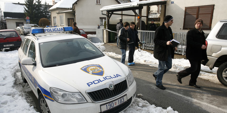 Za vrijeme provale u obiteljsku kucu u Tuzlanskoj ulici, provalnik je usmrtio Klaru G. i pobjegao. Na slici: policijski ocevid u Tuzlanskoj ulici. Foto: Ranko Suvar / CROPIX
