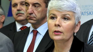 Zagreb, 040110.
Sjediste HDZ-a.
Zbog jucerasnjeg istupanja u javnosti iza ledja premijerki i predsjednici HDZ-a Jadranki Kosor, Ivo Sanader izbacen je iz HDZ-a. 
Na slici: Jadranka Kosor objavljuje ispred predsjednistva stranke da dr Ivo Sanader nije vise