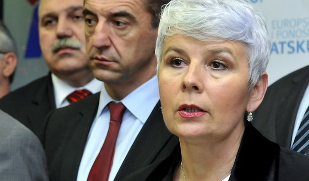 Zagreb, 040110.
Sjediste HDZ-a.
Zbog jucerasnjeg istupanja u javnosti iza ledja premijerki i predsjednici HDZ-a Jadranki Kosor, Ivo Sanader izbacen je iz HDZ-a. 
Na slici: Jadranka Kosor objavljuje ispred predsjednistva stranke da dr Ivo Sanader nije vise