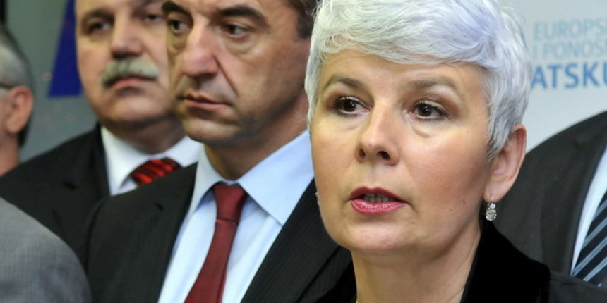 Zagreb, 040110.
Sjediste HDZ-a.
Zbog jucerasnjeg istupanja u javnosti iza ledja premijerki i predsjednici HDZ-a Jadranki Kosor, Ivo Sanader izbacen je iz HDZ-a.
Na slici: Jadranka Kosor objavljuje ispred predsjednistva stranke da dr Ivo Sanader nije vise Zagreb, 040110.
Sjediste HDZ-a.
Zbog jucerasnjeg istupanja u javnosti iza ledja premijerki i predsjednici HDZ-a Jadranki Kosor, Ivo Sanader izbacen je iz HDZ-a.
Na slici: Jadranka Kosor objavljuje ispred predsjednistva stranke da dr Ivo Sanader nije vise