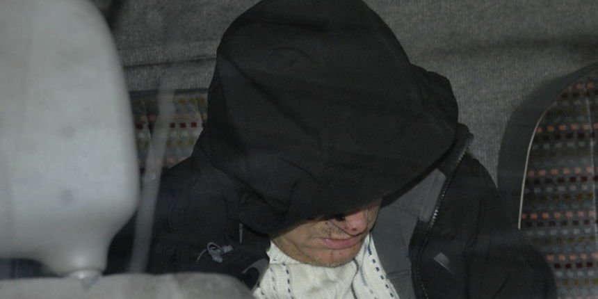 Zagreb, 140113.
Vojislav Blazevic, osumnjiceni za postavljanje dviju bombi u Podsusedu, u pratnji policije napustio je bolnicu Sestara Milosrdnica u Vinogradskoj.
Foto: Admir Buljubasic / CROPIX Zagreb, 140113.
Vojislav Blazevic, osumnjiceni za postavljanje dviju bombi u Podsusedu, u pratnji policije napustio je bolnicu Sestara Milosrdnica u Vinogradskoj.
Foto: Admir Buljubasic / CROPIX