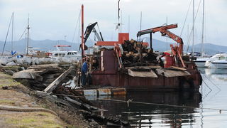 Zadar, 090113.
Iz uvale Vitrenjak iz mora se poceo izvlaciti stari drveni turisticki brod koji je potopljen vec 25 godina. Radnici ga rastavljaju na komade jer je prevelik da bi se oteglio odjednom.
Na fotografiji: izvlacenje broda.
Foto: Luka Gerlanc / C