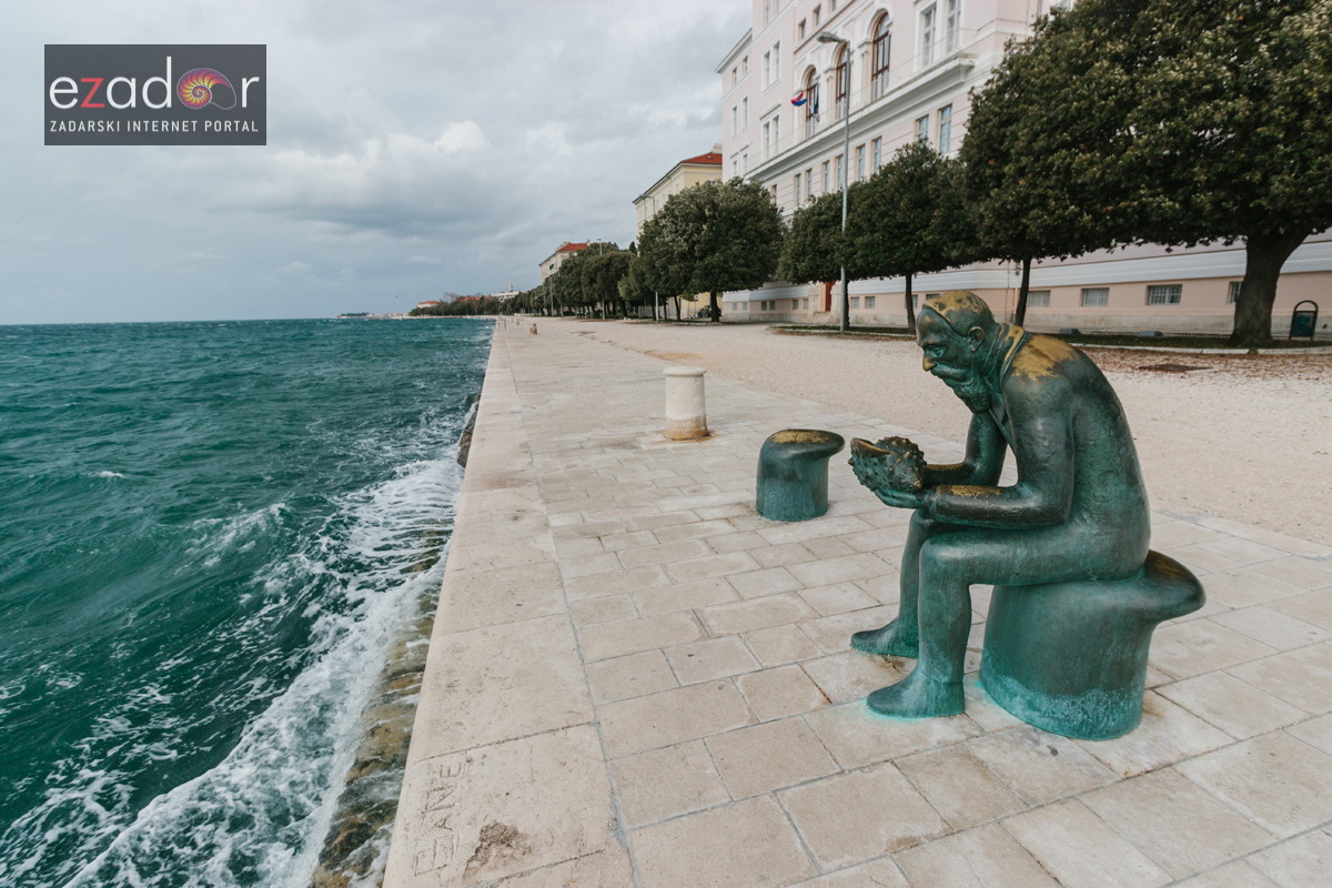 Đir po gradu, četvrtak 27. prosinca 2017. Špiro, dhmz, oblačno, Olujno jugo, lome se valovi Đir po gradu, četvrtak 27. prosinca 2017. Špiro, dhmz, oblačno, Olujno jugo, lome se valovi