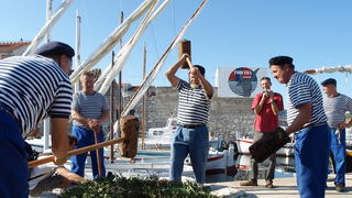 Murter, 021011.
U Murteru odrzana tradicionalna regata brodica ” Latinsko idro” gdje je sudjelovalo sedamdesetak posada.
Na slici: ribari tuku Mrtinu drvenim batovima, a sok se koristi za bojanje ribarskih mreza.
Foto: Jordanka Grubac. / CROPIX Murter, 021011.
U Murteru odrzana tradicionalna regata brodica ” Latinsko idro” gdje je sudjelovalo sedamdesetak posada.
Na slici: ribari tuku Mrtinu drvenim batovima, a sok se koristi za bojanje ribarskih mreza.
Foto: Jordanka Grubac. / CROPIX