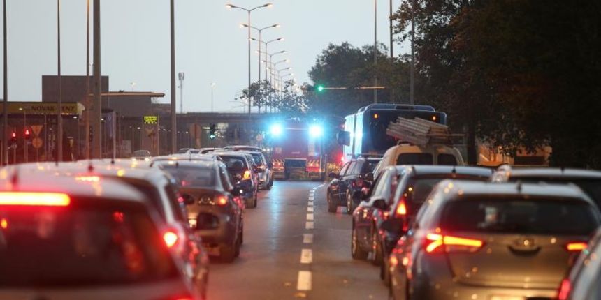 Olujni vjetar srušio drvo nasred prometne avenije zaustavivši promet: vatrogasci ga uklonili